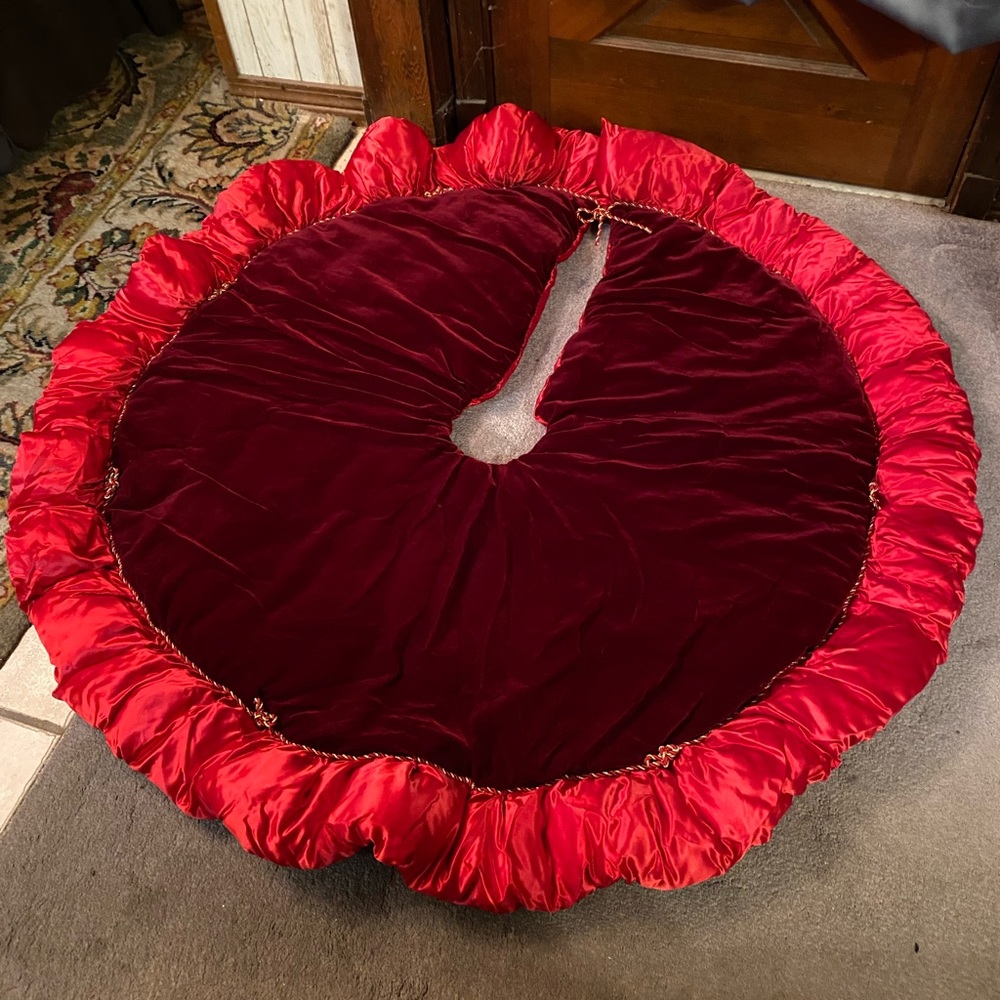 Vintage!😍 🌲 Christmas Red 2 Sided Satin Velvet  Stuffed Tree Skirt Over 45”🎁
